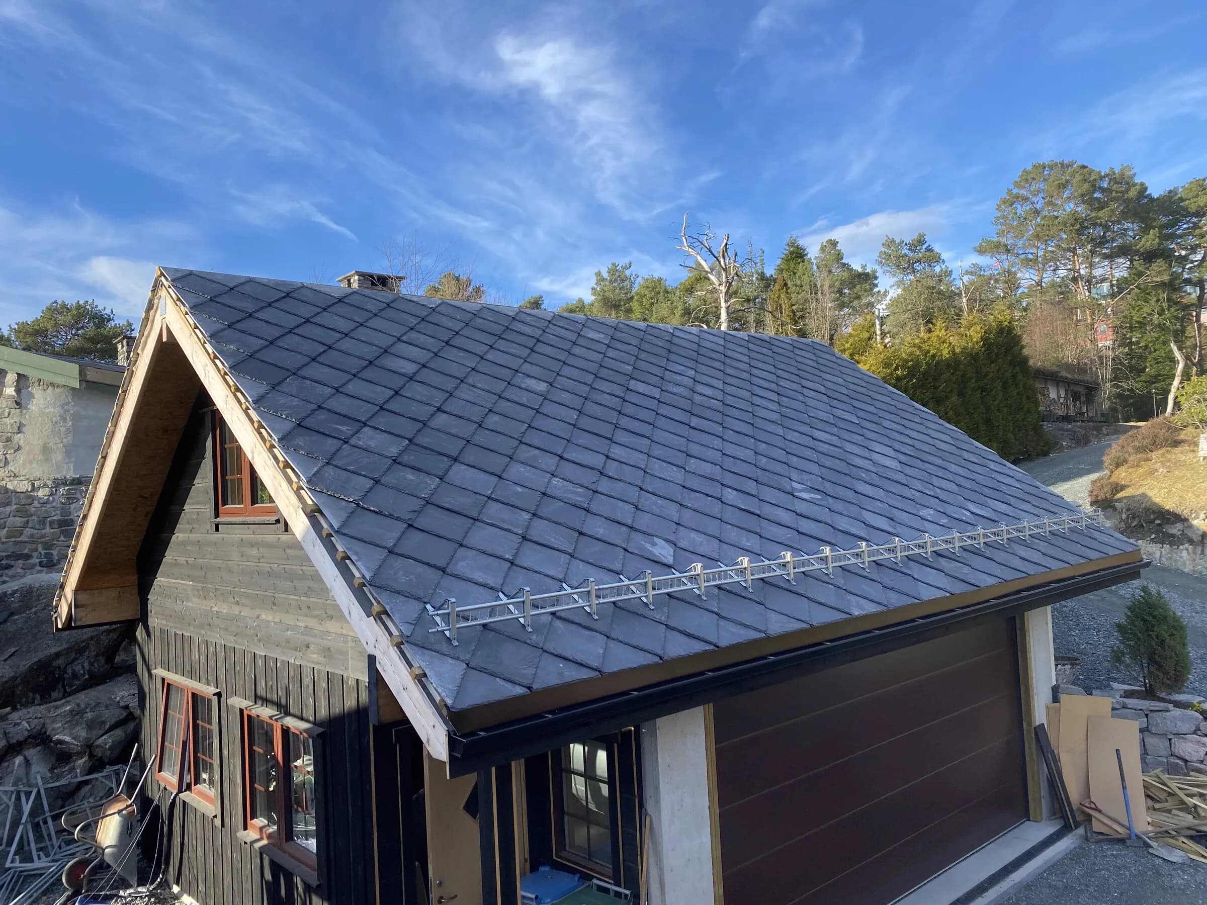 Skifertak på hytte under klar himmel