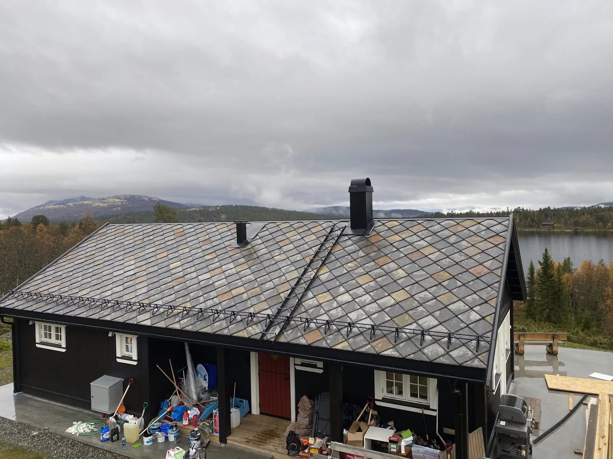 Restaurering av skifertak på eldre tømmerhytte