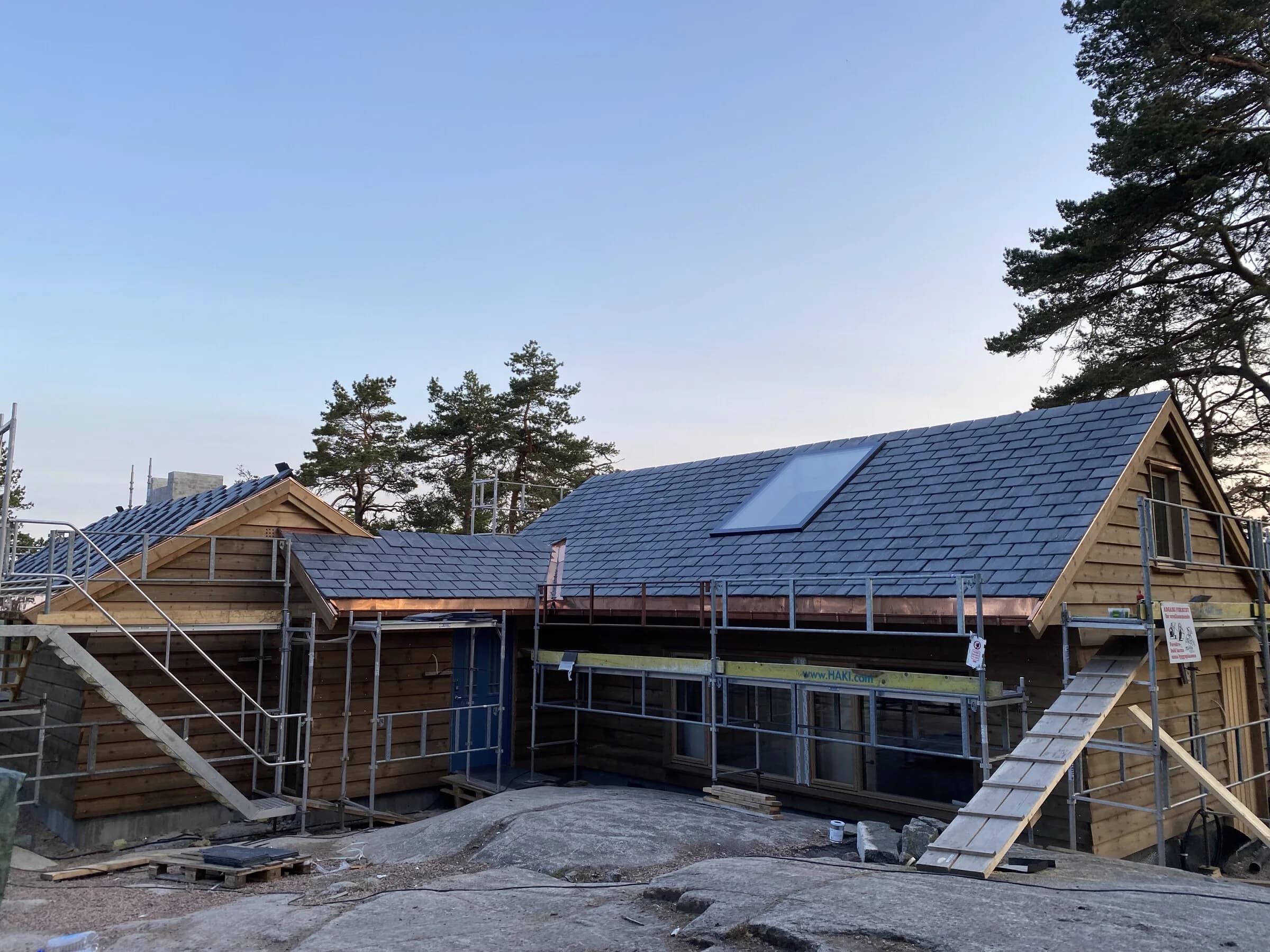 Skifertak under bygging med stillas