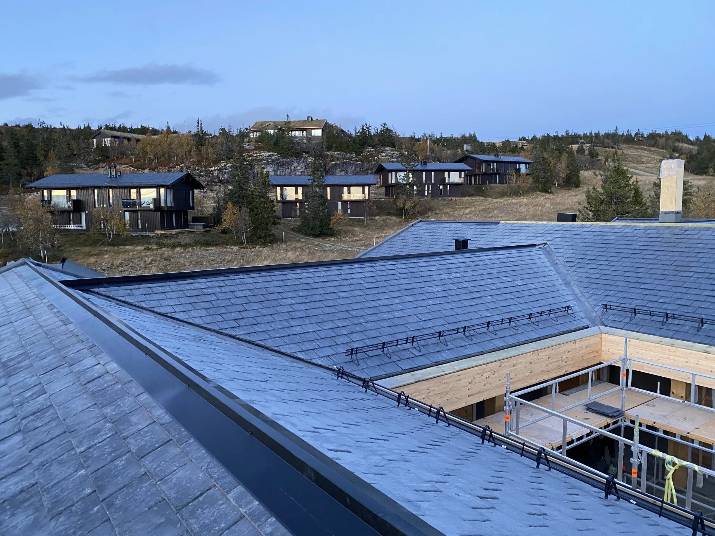Skifertak med utsikt over skog og dal