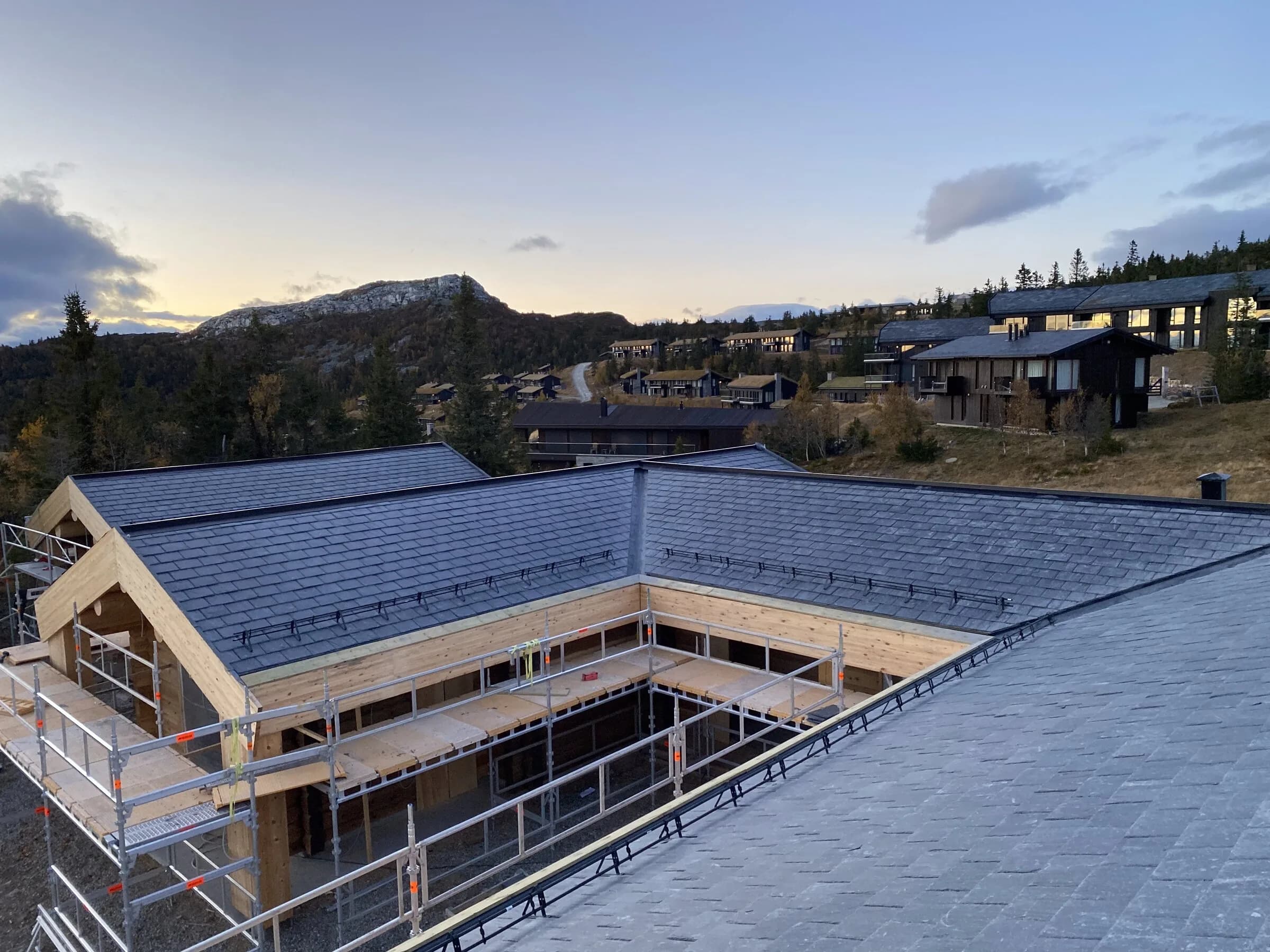 Skifertak i solnedgang